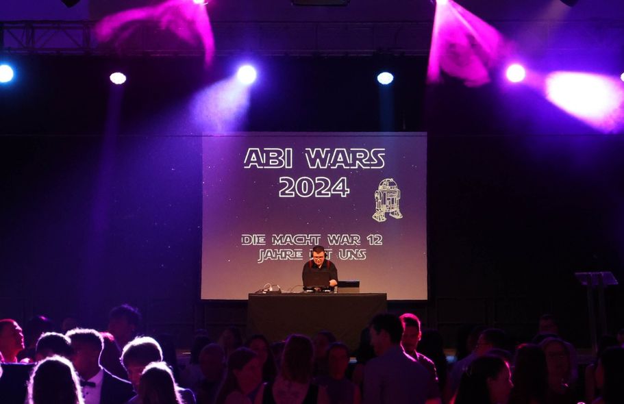 Veranstaltung mit vielen Personen Abitur 2024