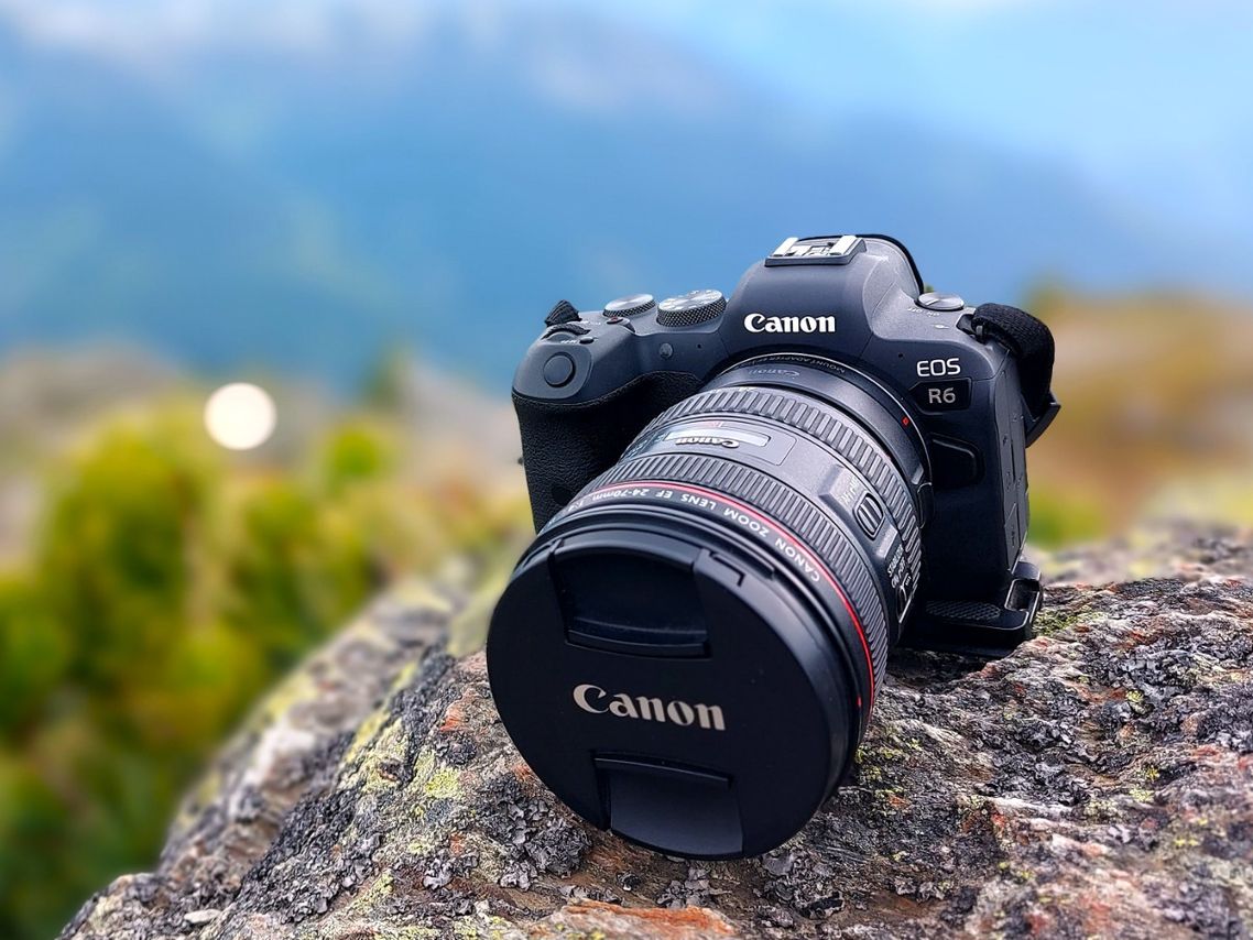 Canon R6 liegt auf Stein vor Bergpanorama