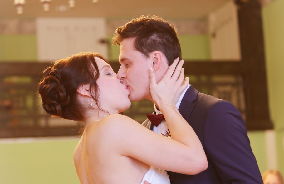 Hochzeitsshooting - Ehepaar gibt sich Kuss