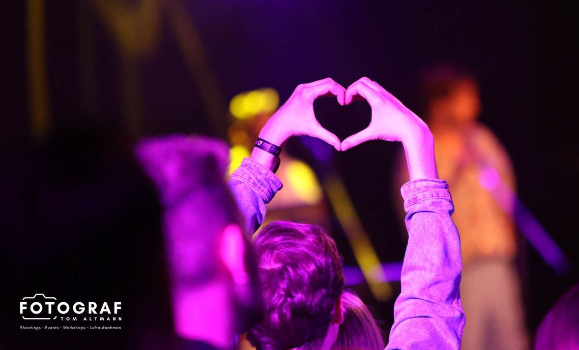 Canon R6 liegt auf Stein vor Bergpanorama